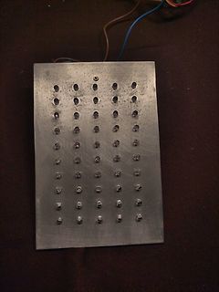 Metallplatte mit Lochraster und LEDs