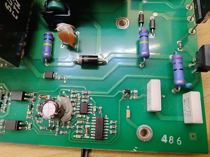Nahaufnahme einer grünen Leiterplatte mit elektronischen Bauteilen
