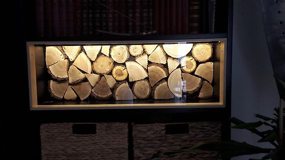 Holzscheite in einem Regal
