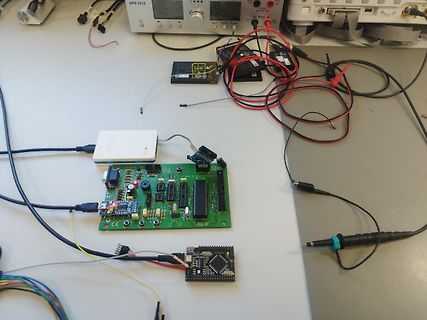 Elektronik-Versuchsaufbau mit Leiterplatten und Netzteil