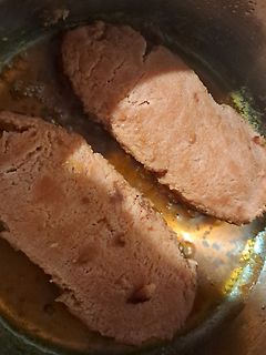 Zwei Stücke Fleisch in einer Pfanne