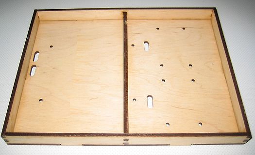 Holzgehäuse oder Schachtel mit Aussparungen
