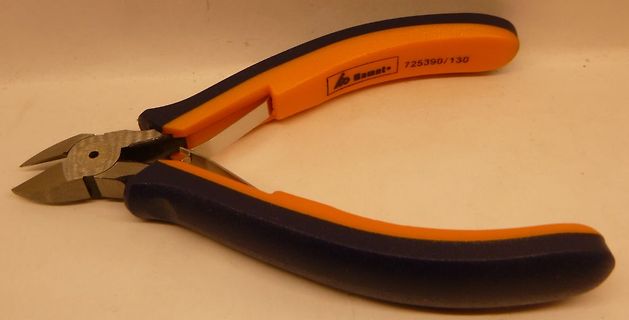 Seitenzange mit orange-blauem Griff