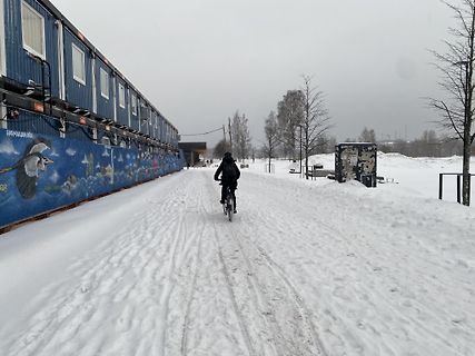 Person fährt mit dem Fahrrad durch Schnee