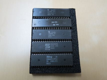Fünf Zilog Z80 Mikroprozessoren auf Schaumstoff
