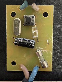 Leiterplatte mit Elektrolytkondensator, Quarz und Sicherung