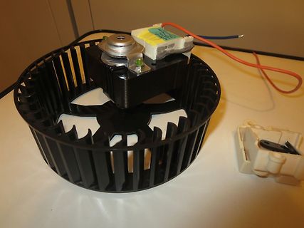 Elektromotor mit Lüfterrad und Kabeln