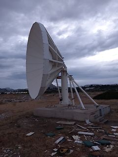 Große Satellitenschüssel im Freien