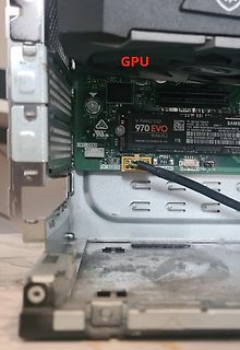 Innenansicht eines Computergehäuses mit Samsung NVMe SSD