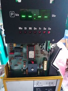 Innenansicht eines elektronischen Geräts mit Display und Leiterplatte