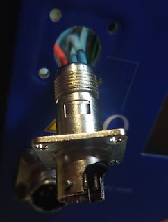 D-Sub Stecker an Gehäuseöffnung