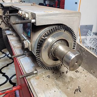 Mechanische Bauteile und Zahnkranz in einer Werkstatt