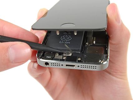 Reparatur eines Smartphones mit Pinzette