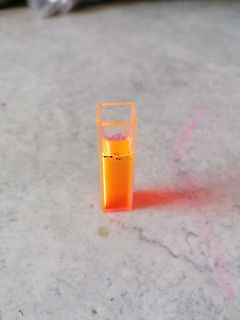 Küvette mit orangefarbener Flüssigkeit