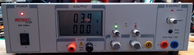 Labornetzteil mit Display und Reglern