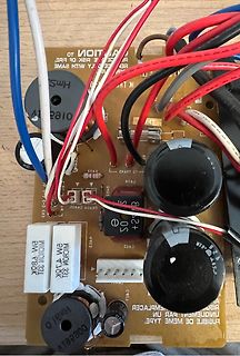 Foto einer bestückten Leiterplatte mit Kabeln und Kondensatoren