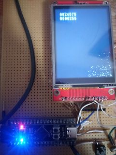 Mikrocontroller mit Display und Verkabelung auf Lochrasterplatte