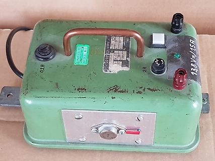 Altes grünes Labornetzteil oder Stromversorgung