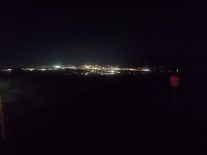 Nachtaufnahme einer Stadtlandschaft