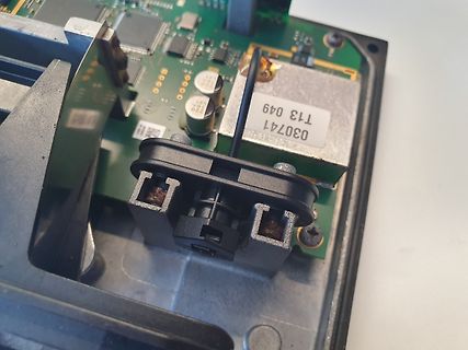 Innenansicht eines elektronischen Geräts mit Leiterplatte