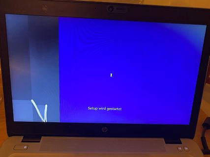 Laptop mit blauem Windows-Setup-Bildschirm