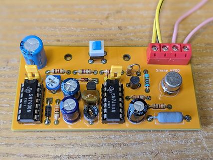 Leiterplatte mit integrierten Schaltkreisen und Elektrolytkondensatoren