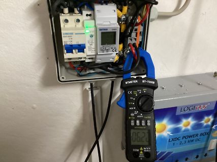Elektroverteiler mit Multimeter und Logitex Power Box