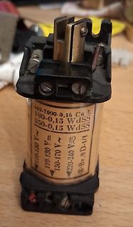 Elektromagnetisches Relais mit Typenbezeichnung