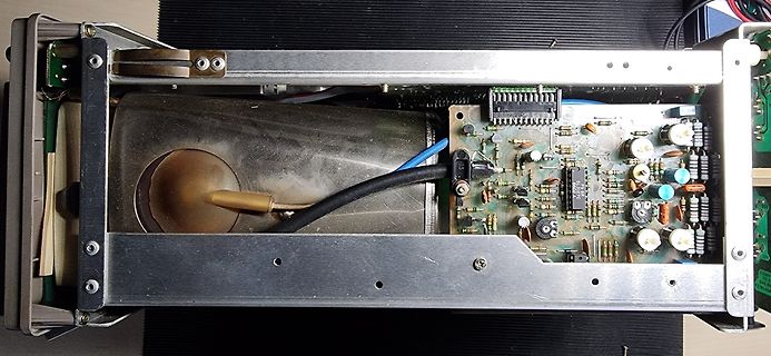 Innenansicht eines elektronischen Geräts mit Platine und Transformator