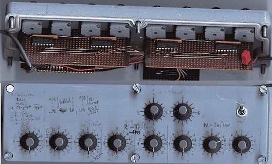 Geöffnetes elektronisches Gerät mit Platinen und Potentiometern