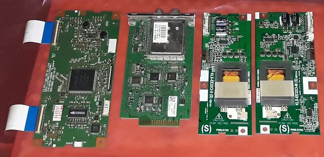 Vier verschiedene Leiterplatten einer Elektronikkomponente