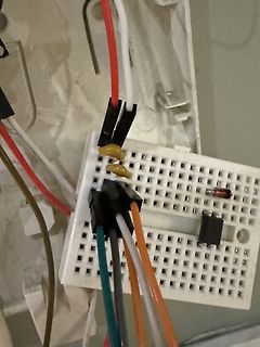 Breadboard mit bunten Kabeln und Bauteilen