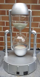 Elektrische Sanduhr auf silbernem Sockel