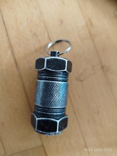 Metallischer Schlüsselanhänger in Form einer Mutter