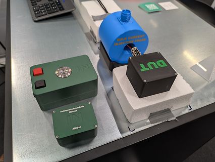 Messaufbau mit Bulk Current Injection Probe und DUT