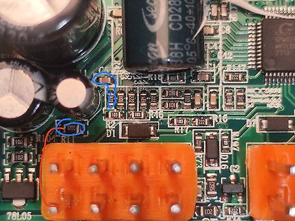 Nahaufnahme einer Leiterplatte mit elektronischen Bauteilen