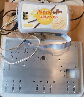 Elektronikbauteile und Gehäuseteile auf Holzuntergrund