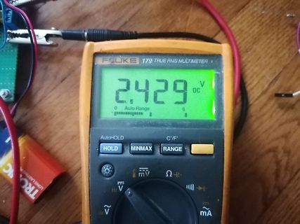 Digitalmultimeter zeigt Messwert 2,429 V DC