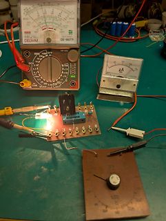 Elektronik-Messaufbau mit Analogmultimetern und Leiterplatte
