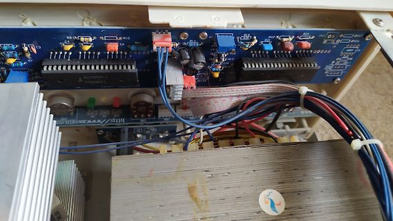 Innenansicht eines elektronischen Geräts mit Leiterplatte und Kühlkörpern