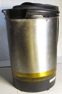 Edelstahlbecher mit schwarzem Deckel
