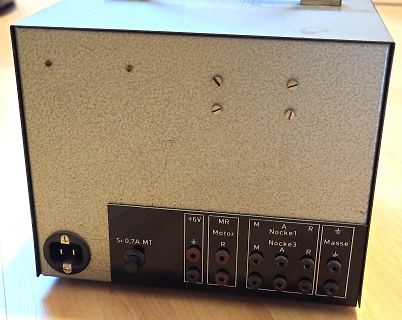 Rückseite eines Netzteils mit Anschlüssen