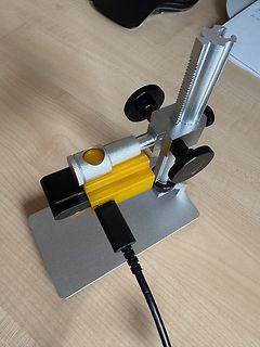 Mikrometer mit gelbem Gehäuse auf Tisch