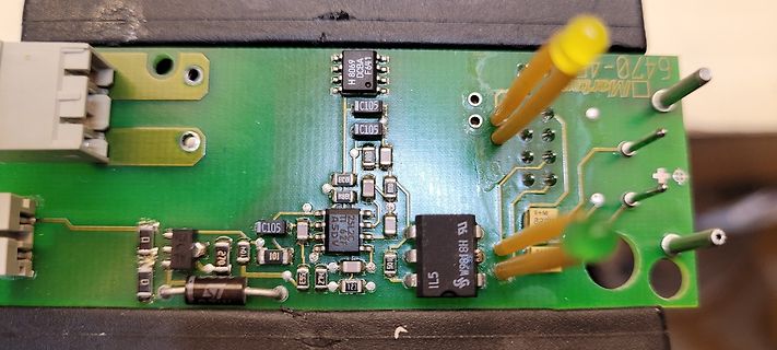 Nahaufnahme einer grünen Leiterplatte mit elektronischen Bauteilen