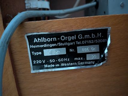 Typenschild eines Geräts von Ahlborn-Orgel G.m.b.H.