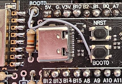 Nahaufnahme einer Leiterplatte mit USB-Buchse und Drähten