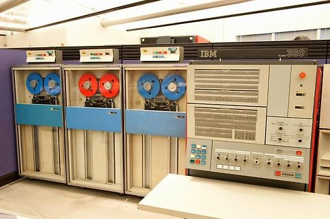 IBM System/360 Großrechner mit Magnetbandstationen