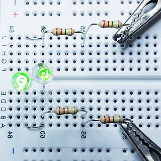 Aufbau auf Breadboard mit LEDs und Widerständen