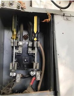 Schraubendreher in einem elektrischen Schaltkasten