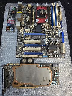 Mainboard und Grafikkarte auf Luftpolsterfolie